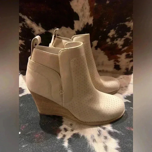 Dolce Vita DV Gerdy Booties Ankle Boots Wedge Heel Beige Size 7.5 & 7 NEW - Picture 1 of 8